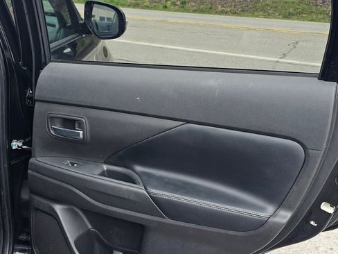 Used 2019 Mitsubishi Outlander AWD image 10