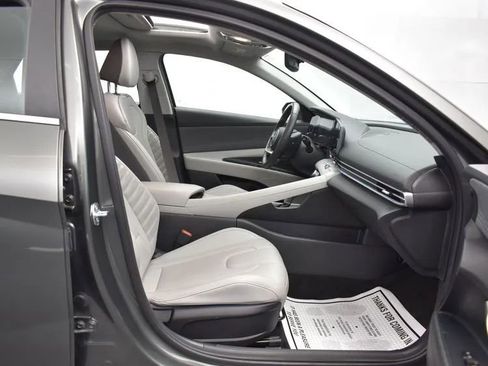 Used 2025 Hyundai Elantra Limited image 16