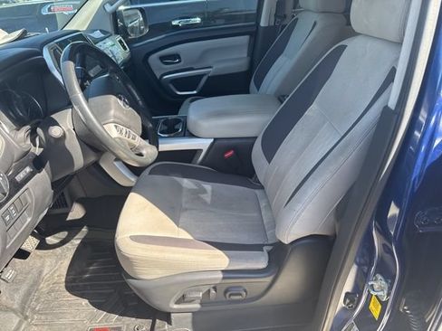 Used 2021 Nissan Titan SV w/ SV Convenience Package RWD image 2