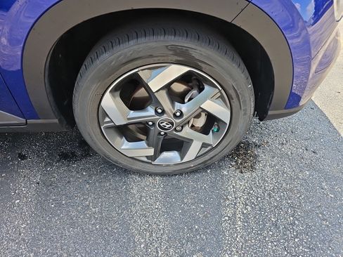 Used 2023 Hyundai Venue SEL FWD image 9
