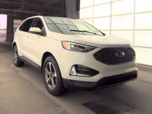 Used 2024 Ford Edge SEL w/ Convenience Package AWD/4WD image 3