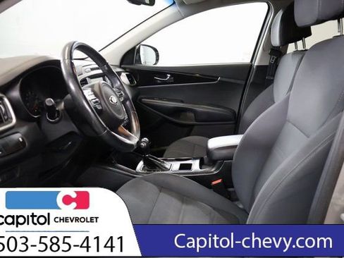Used 2017 Kia Sorento LX w/ LX Convenience Package image 13