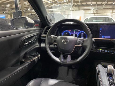 Used 2023 Toyota Crown AWD/4WD image 3