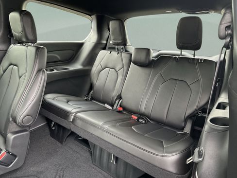 New 2027 Chrysler Pacifica Select FWD image 41