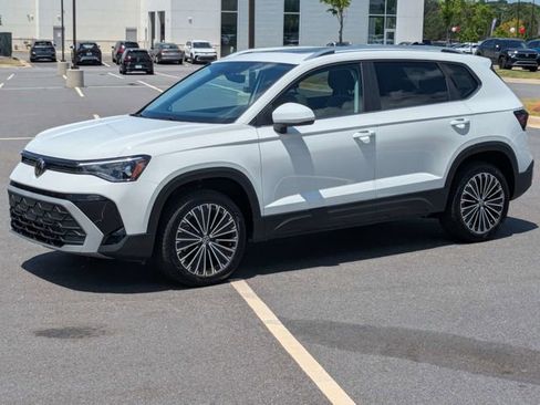 New 2026 Volkswagen Taos SE FWD image 8