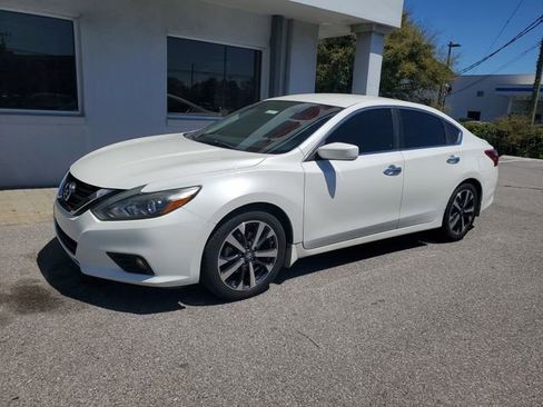 Used 2017 Nissan Altima 2.5 SR w/ Interior Lighting Package FWD image 11