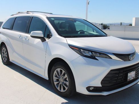 Certified 2025 Toyota Sienna XLE w/ XLE Plus Package FWD image 2