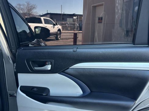 Used 2016 Toyota Highlander XLE image 19