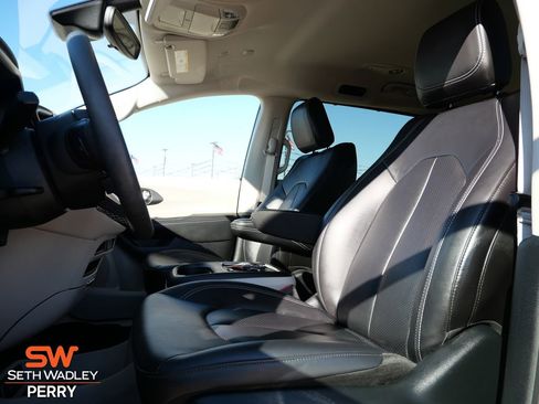 Used 2024 Chrysler Pacifica Touring-L image 24