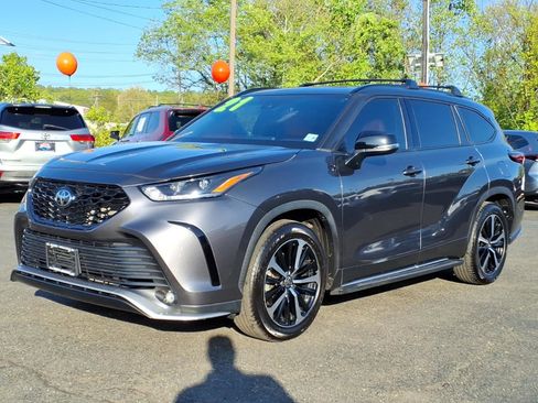 Used 2021 Toyota Highlander XSE FWD image 3