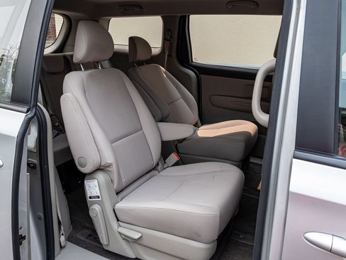 Used 2019 Kia Sedona L FWD image 3