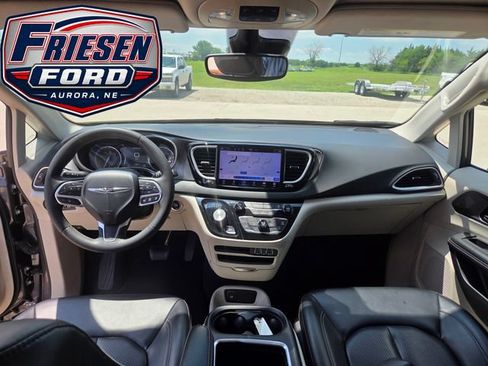 Used 2023 Chrysler Pacifica Touring-L FWD image 18