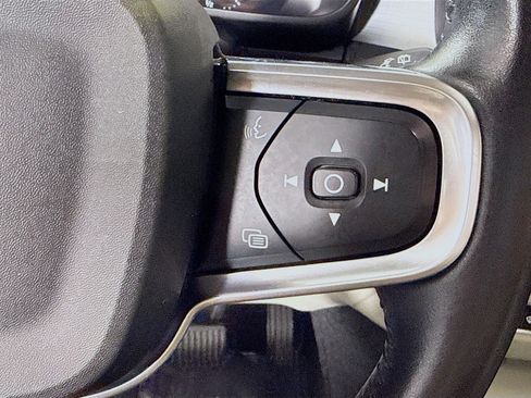 Used 2021 Volvo XC40 T5 Momentum w/ Premium Package image 15