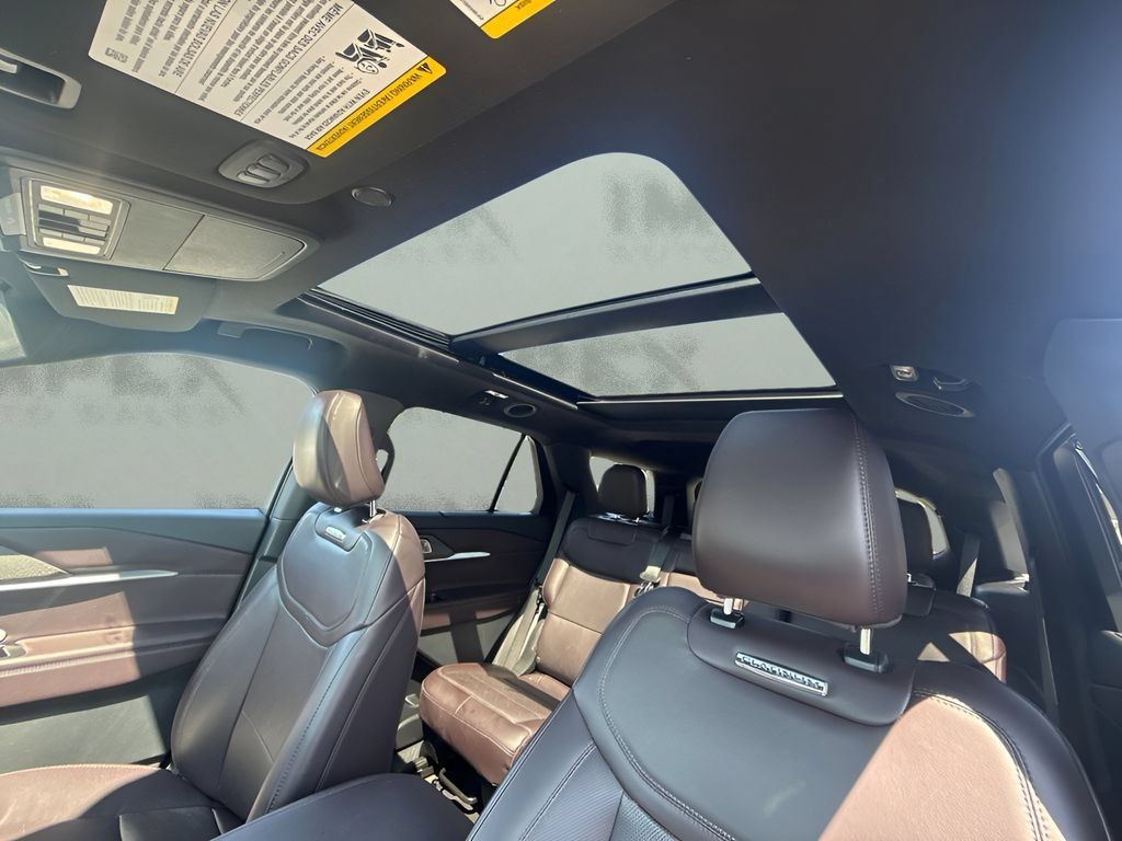 Used 2025 Ford Explorer Platinum AWD/4WD image 6