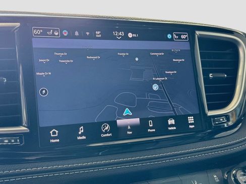 Used 2025 Chrysler Pacifica Limited FWD image 13