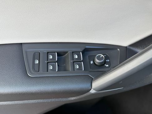 Used 2020 Volkswagen Tiguan SE image 14