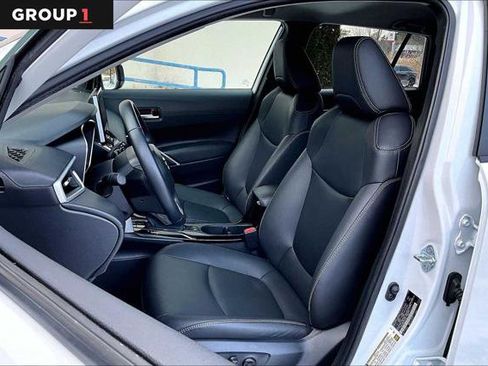 Certified 2025 Toyota Corolla Cross XLE image 9