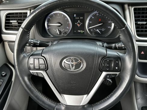 Used 2019 Toyota Highlander XLE image 14