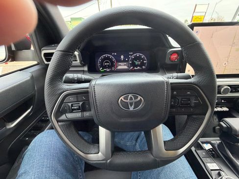 Used 2025 Toyota Tacoma TRD Off-Road image 13