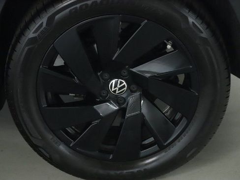 Used 2024 Volkswagen Atlas Cross Sport SE w/ Black Wheel Package image 38