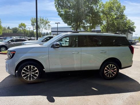 Used 2025 Ford Expedition Platinum AWD/4WD image 3