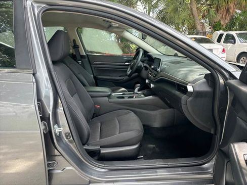 Used 2025 Nissan Altima 2.5 SV FWD image 19
