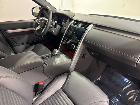 Used 2024 Land Rover Discovery Dynamic SE image 24