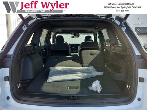 New 2025 Jeep Grand Cherokee Laredo X w/ Luxury Tech Group I image 5