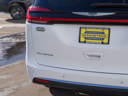 Used 2024 Chrysler Pacifica Touring-L image 10