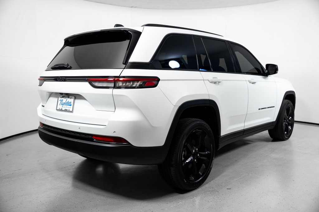 Used 2023 Jeep Grand Cherokee Altitude AWD/4WD image 9