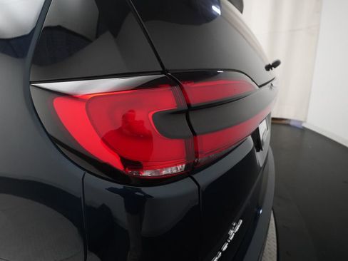 Used 2023 Chrysler Pacifica Touring-L image 37