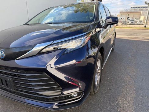 Used 2025 Toyota Sienna XLE image 5