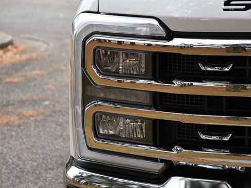 Used 2025 Ford F250 Lariat w/ FX4 Off-Road Package image 9