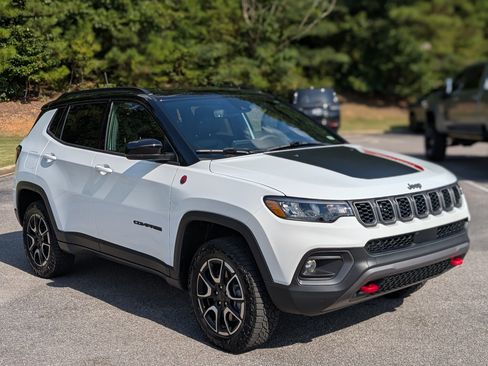 Used 2025 Jeep Compass Trailhawk AWD/4WD image 11