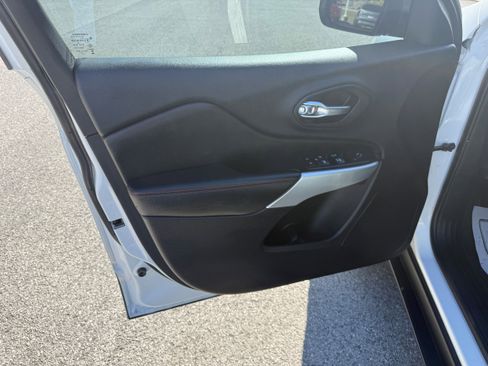 Used 2017 Jeep Cherokee Trailhawk w/ Trailer Tow Group image 11