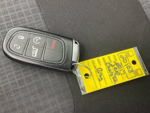 Used 2017 Jeep Cherokee Latitude w/ Comfort/Convenience Group AWD/4WD image 21