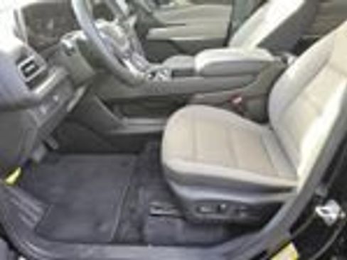 Used 2025 Chevrolet Traverse LT image 14