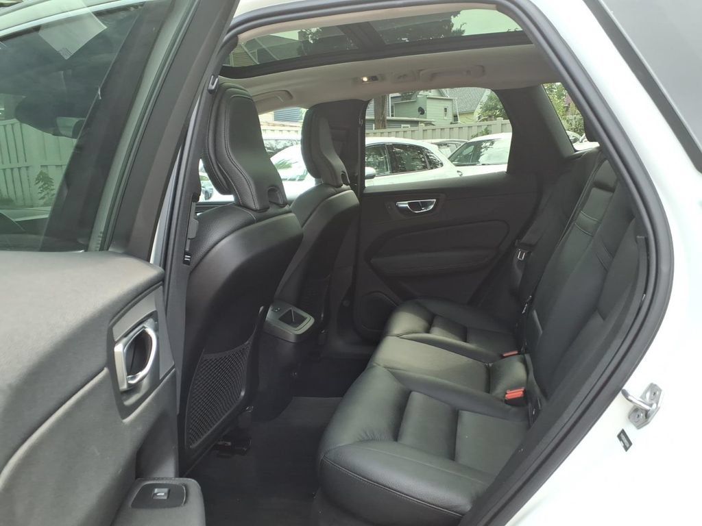 Used 2021 Volvo XC60 T5 Momentum w/ Climate Package AWD/4WD image 15