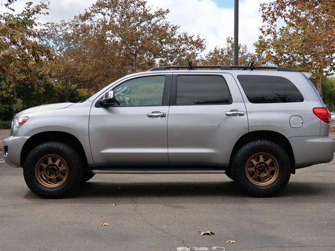 Used 2010 Toyota Sequoia Platinum image 3