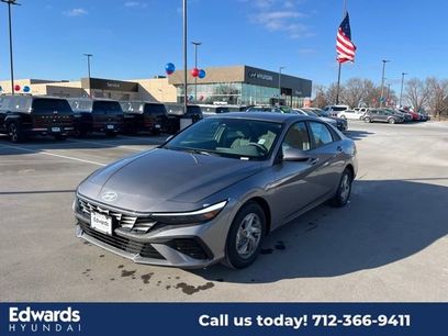 New 2025 Hyundai Elantra SE