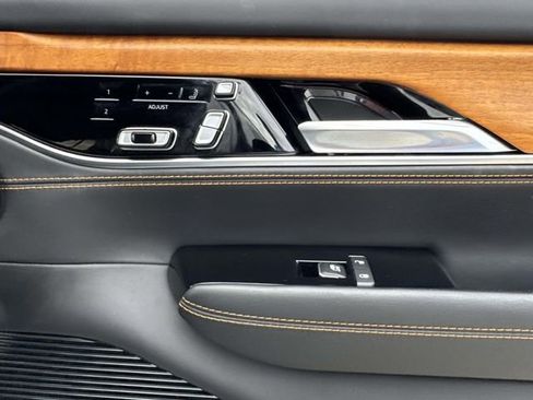 Used 2022 Jeep Grand Wagoneer Series III image 12