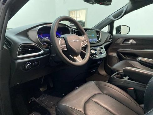 Used 2025 Chrysler Pacifica Select FWD image 59