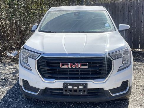 Used 2024 GMC Terrain SLE image 2
