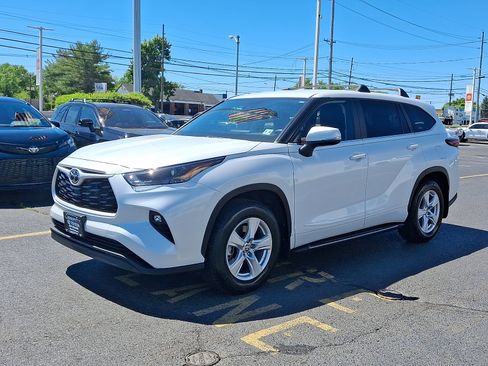 Used 2025 Toyota Highlander LE AWD/4WD image 3