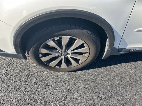 Used 2017 Subaru Outback 2.5i Limited AWD/4WD image 13