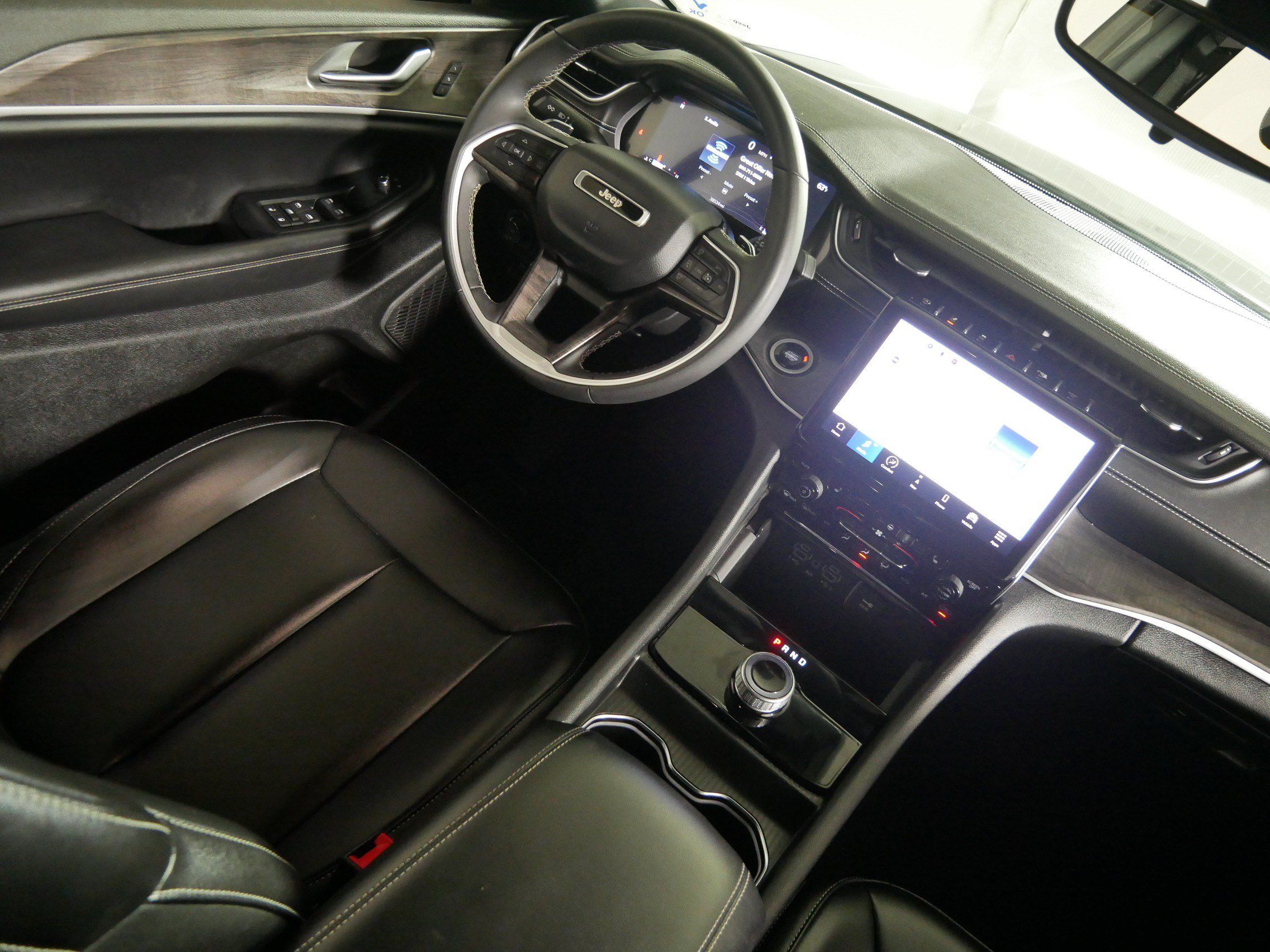 Used 2024 Jeep Grand Cherokee Limited RWD image 9