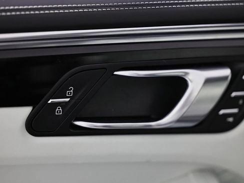Certified 2026 Porsche Macan AWD/4WD image 19