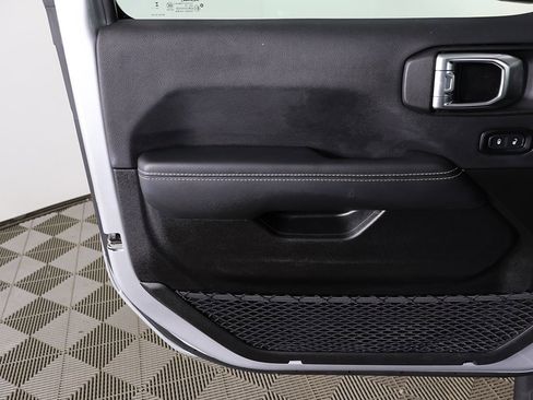 Used 2023 Jeep Gladiator Overland image 16