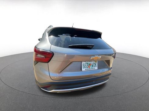 Used 2025 Chevrolet Trax LT image 7