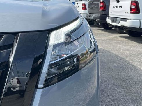 Used 2025 Nissan Pathfinder Platinum FWD image 9